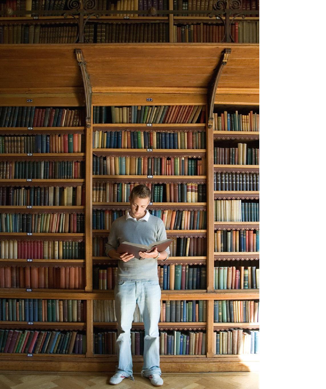 Сколько людей в библиотеке. Люди в библиотеке. Человек с книгой в библиотеке. Много книг. Фотосессия в библиотеке.
